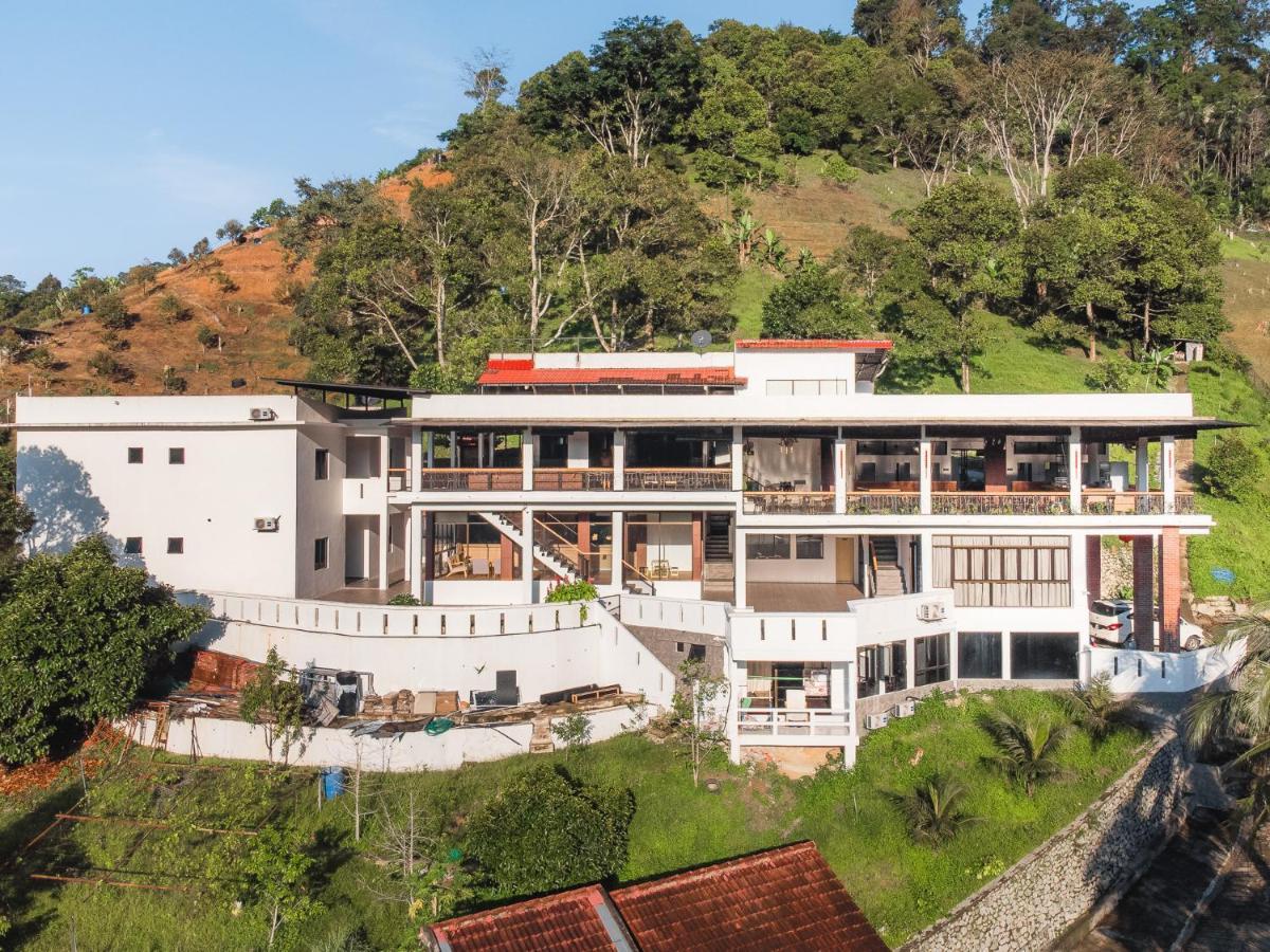 Ellin Forest Karaoke & Pool Resort Bukit Tinggi ベントン エクステリア 写真