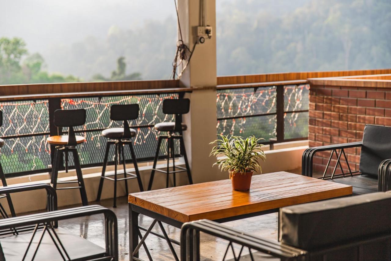 Ellin Forest Karaoke & Pool Resort Bukit Tinggi ベントン エクステリア 写真