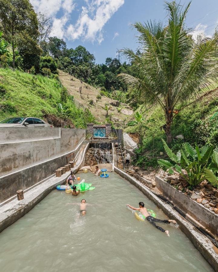 Ellin Forest Karaoke & Pool Resort Bukit Tinggi ベントン エクステリア 写真